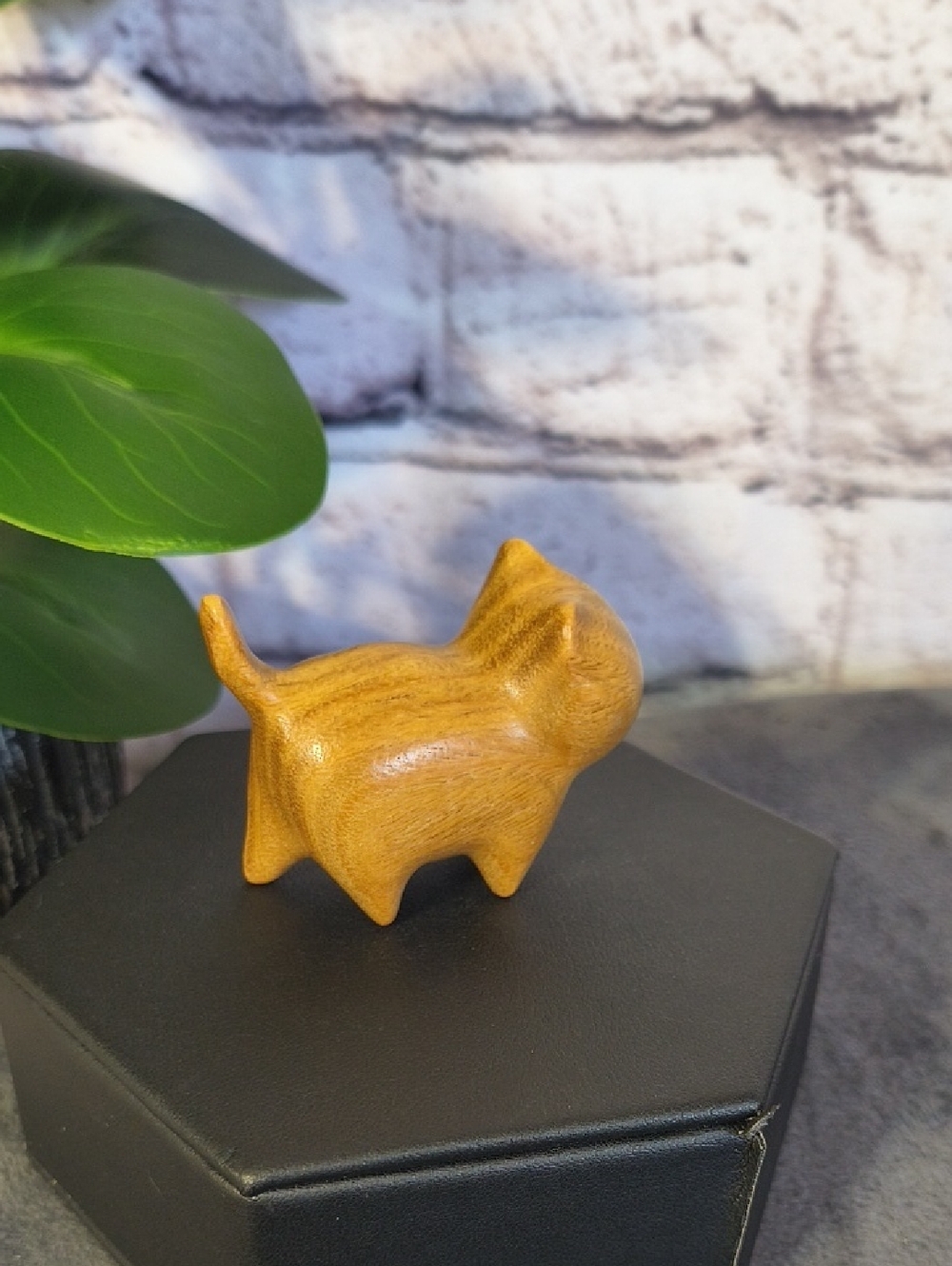 Wooden hand carved cat statue figurine kitty blonde color, tail up prancing - Picture 4 of 10